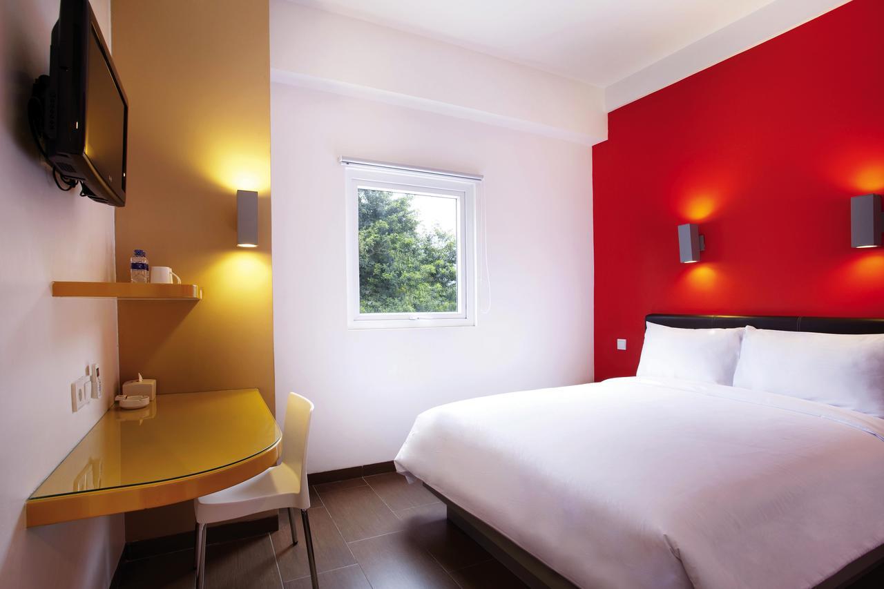 Amaris Hotel Madiun Exterior photo