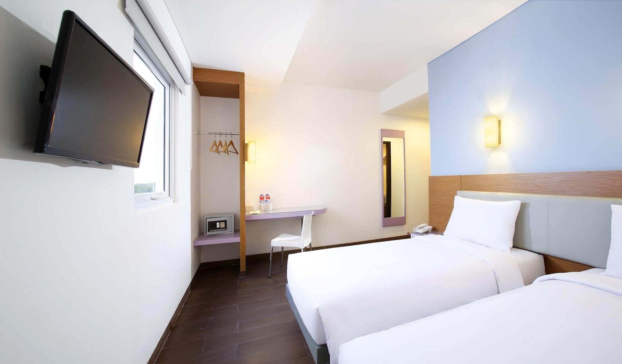 Amaris Hotel Madiun Exterior photo