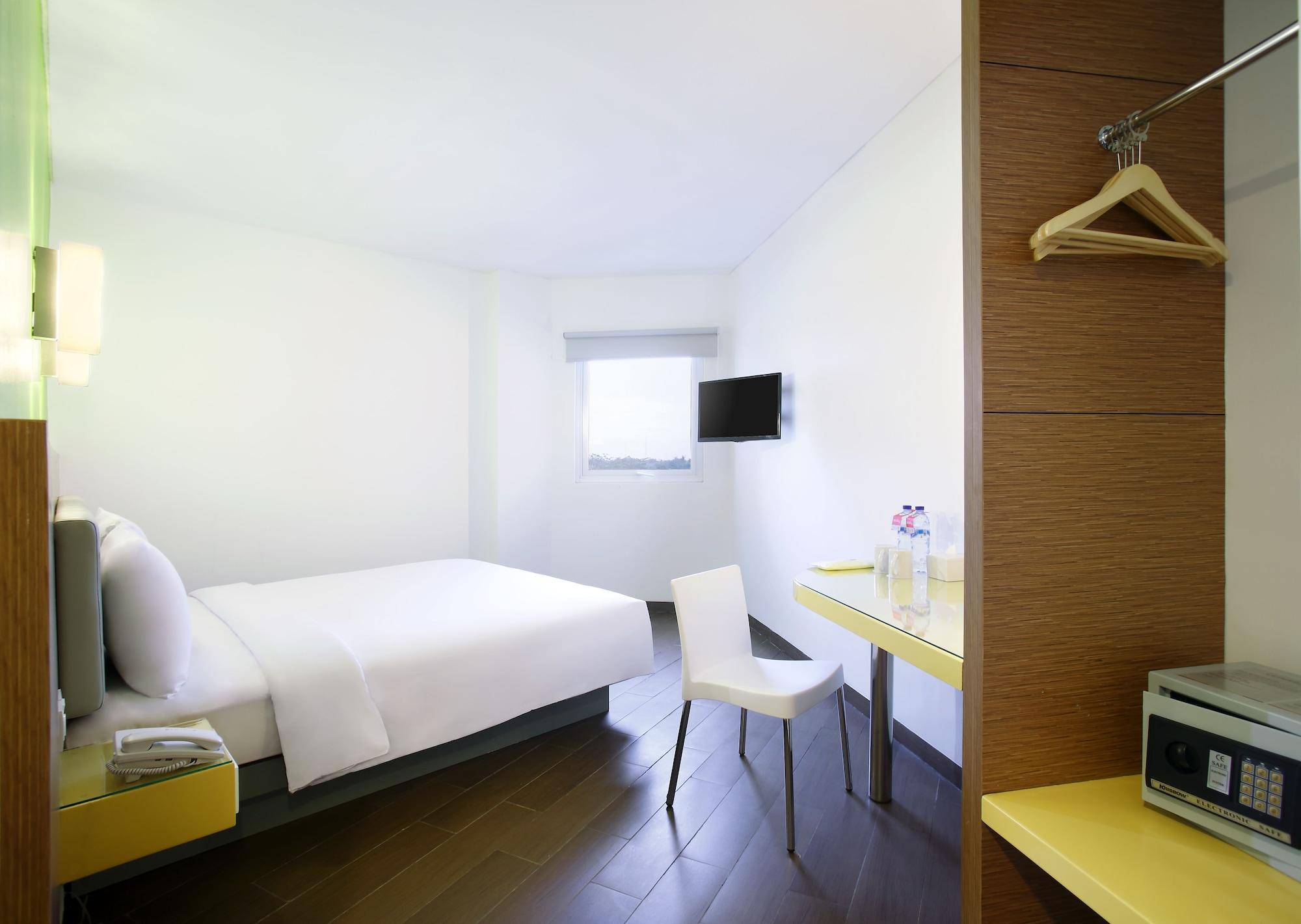 Amaris Hotel Madiun Exterior photo