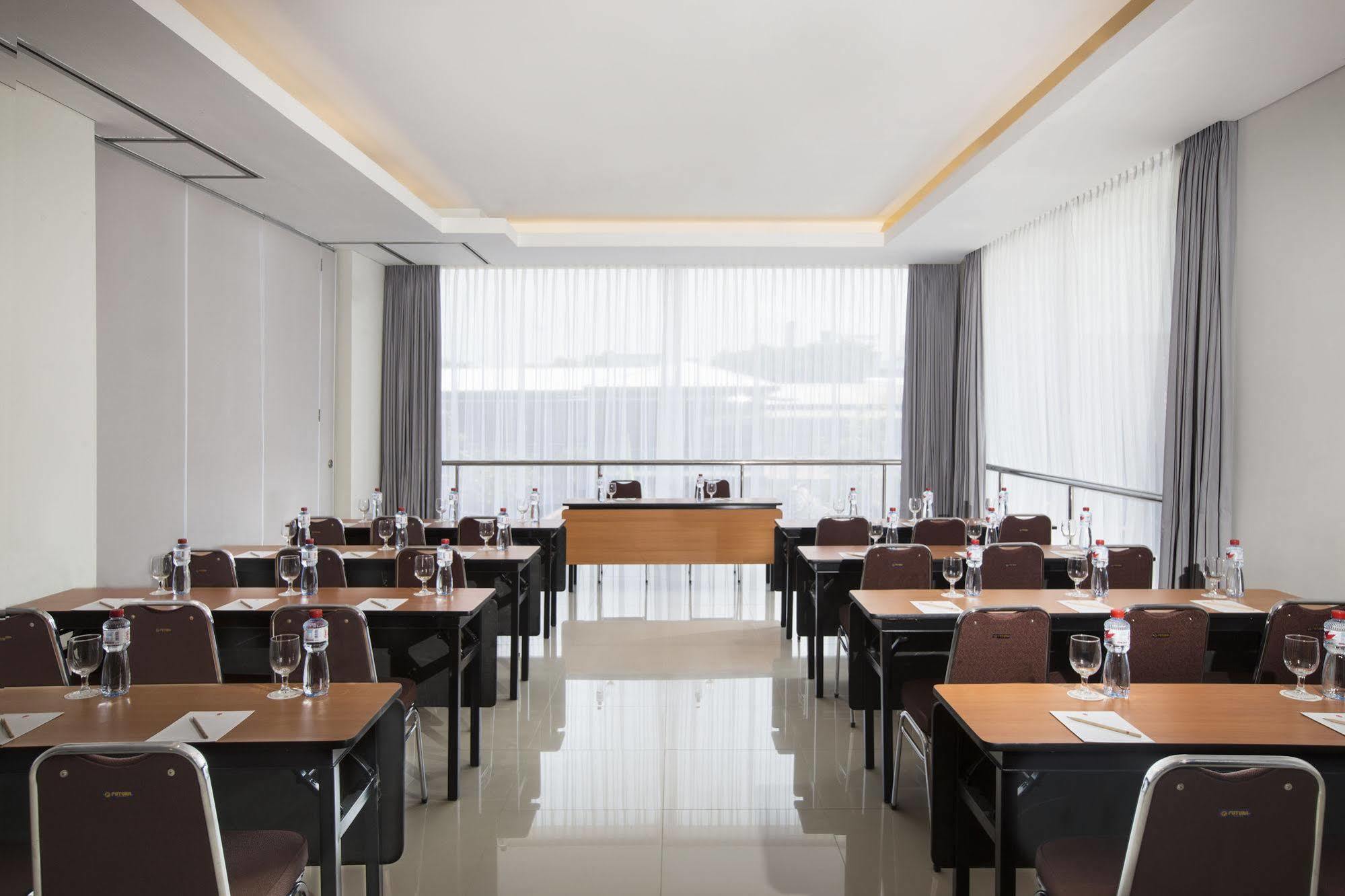 Amaris Hotel Madiun Exterior photo