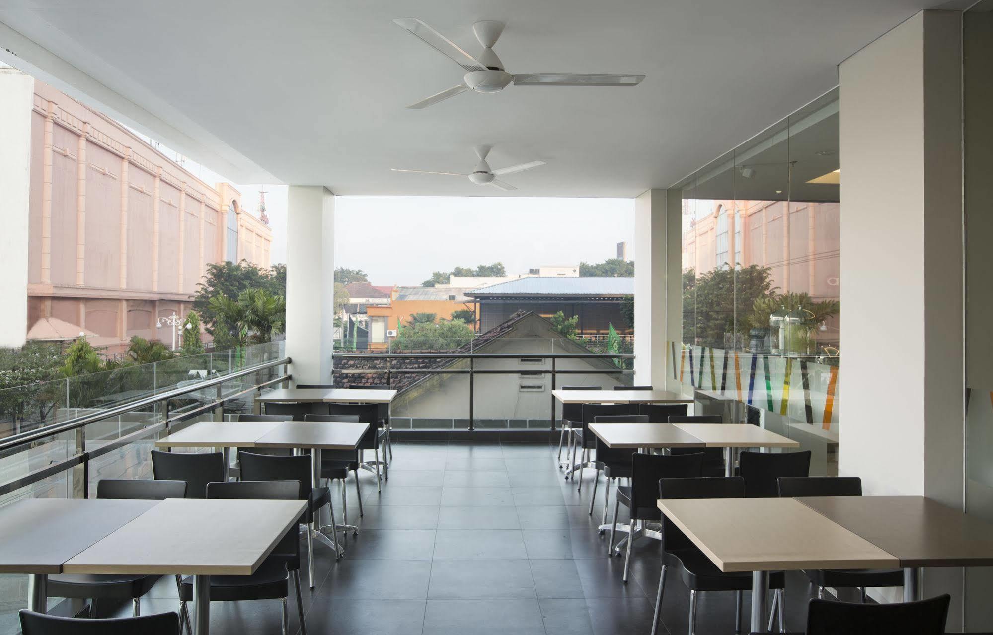 Amaris Hotel Madiun Exterior photo