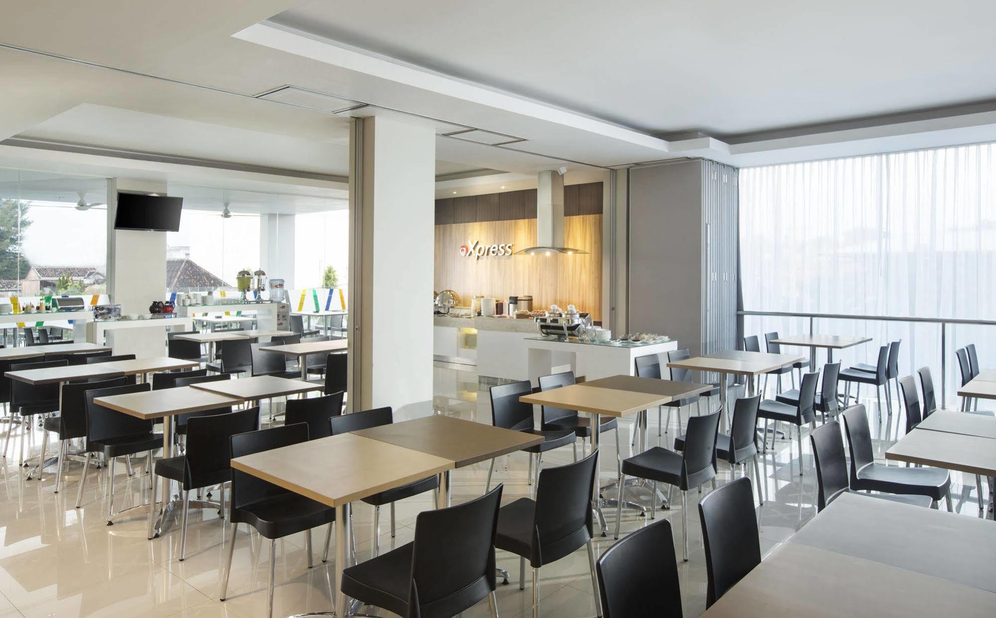 Amaris Hotel Madiun Exterior photo